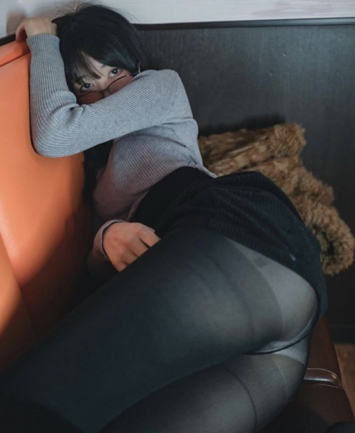 더운데 스타킹좀 벗지