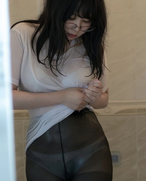 더운데 스타킹좀 벗지